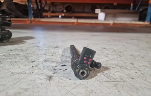 Mercedes-Benz C W203 Fuel injector A6110700987