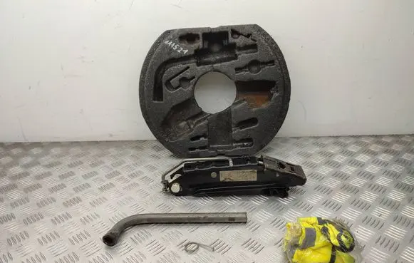 Volkswagen Scirocco Tool set 1K0012115F 1K8010687