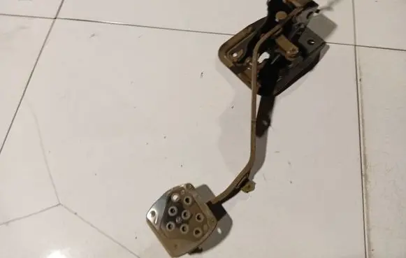 Mitsubishi Lancer X Brake pedal 