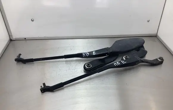 Mercedes-Benz E W211 Front wiper blade arm 