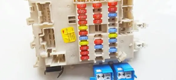 Nissan Primera Fuse box set 24350av700