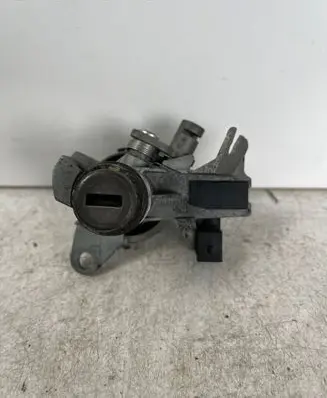 Audi A4 S4 B6 8E 8H Tailgate exterior lock 8E0827573