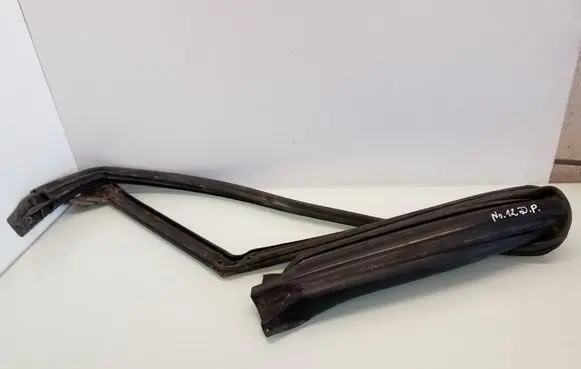 Subaru Forester SF Rubber seal front coupe door window 