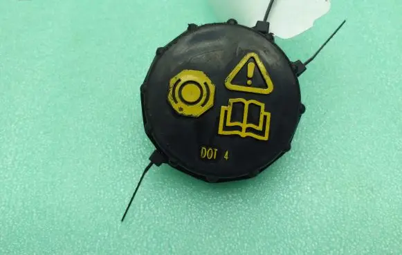Brake fluid reservoir