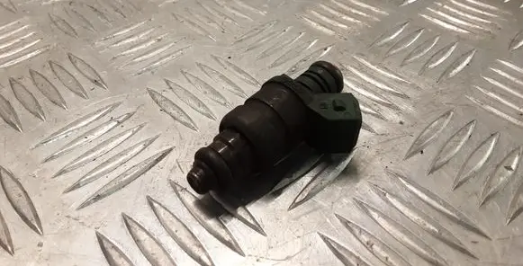 Volkswagen Golf IV Fuel injector 037906031AA