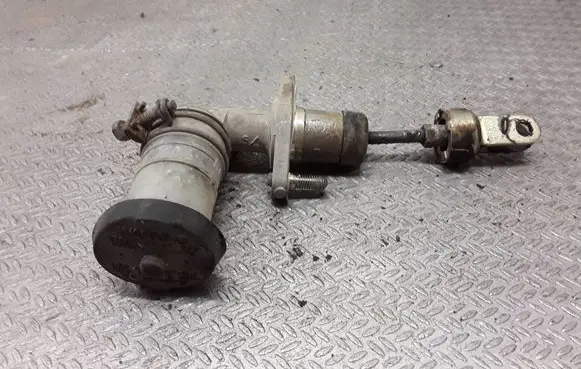 Suzuki Grand Vitara I Clutch master cylinder 