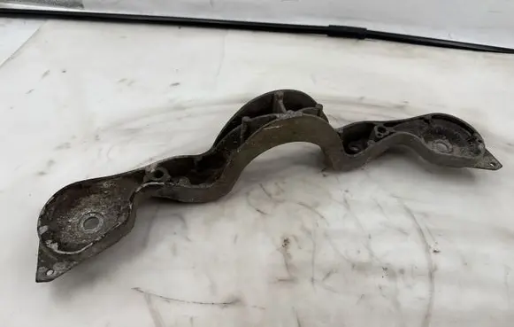Engine mounting bracket