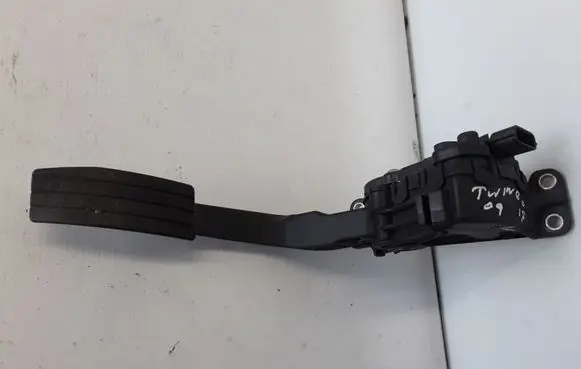 Renault Twingo II Accelerator throttle pedal 8200426241