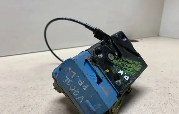 Volvo S80 Front door lock 30699746