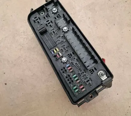 Opel Vectra C Fuse module 13112918 519038004 00131410
