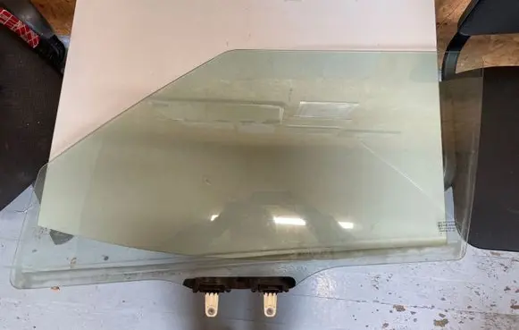 Suzuki Swift II Front door window glass four-door