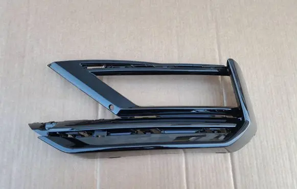 Volkswagen Tiguan Front bumper lower grill 5NA853665E