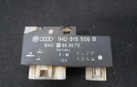 Volkswagen Golf III Coolant fan relay 1H0919506B 898673