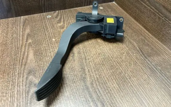 Iveco Daily 4th gen Accelerator throttle pedal 0281002632 504061734