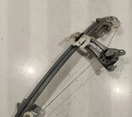 Rear door manual window regulator