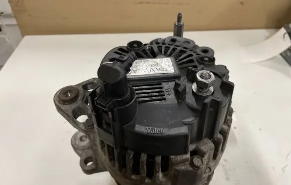 Volkswagen Caddy Generator/alternator 06F903023E 2542730H 310007360