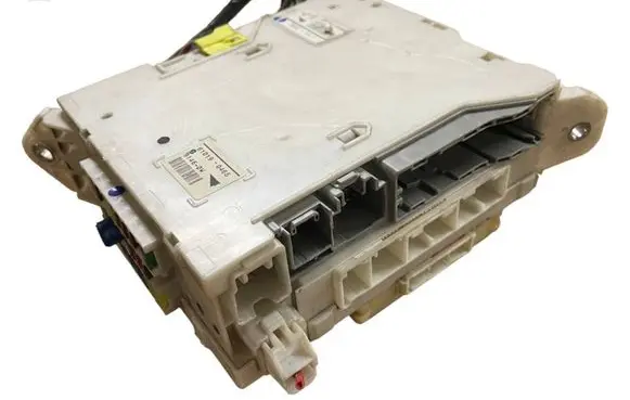 Lexus GS 300 350 430 450H Fuse module 8273030B61 7B021417