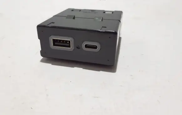 Chevrolet Silverado USB socket connector 13529875