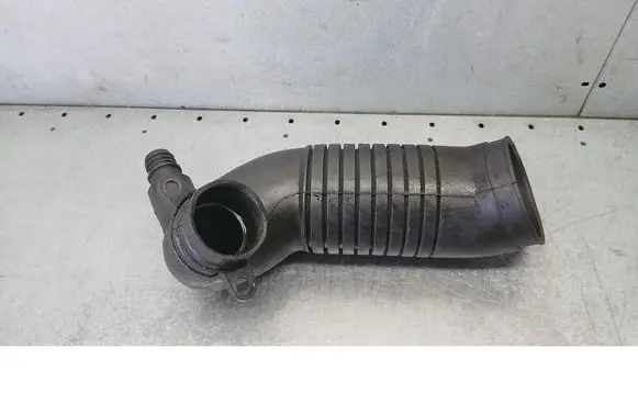 Volkswagen PASSAT B5.5 Air intake hose/pipe 8D0129615K