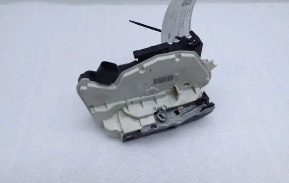 Audi A1 Front door lock 5N1837016C