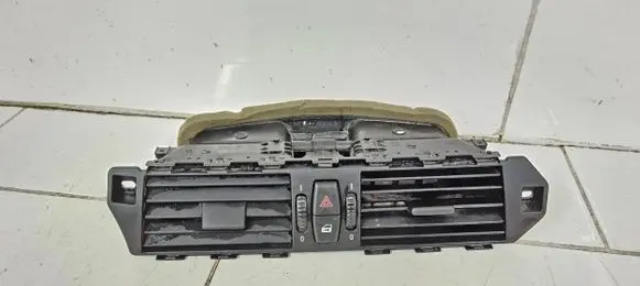 BMW 5 E60 E61 Dash center air vent grill 141218