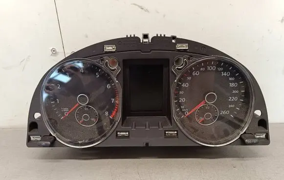 Volkswagen PASSAT B7 Speedometer (instrument cluster) 3AA920870