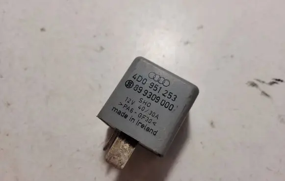 Volkswagen PASSAT B5 Other relay 4D0951253 899309000