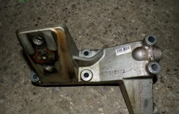 Iveco Daily 6th gen Engine mounting bracket 504384954