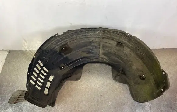 Front wheel arch liner splash guards