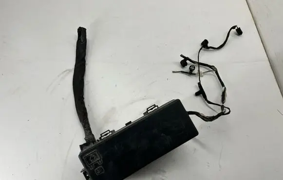 Dodge Challenger Fuse module P68227001AE 68227001AE 001AE