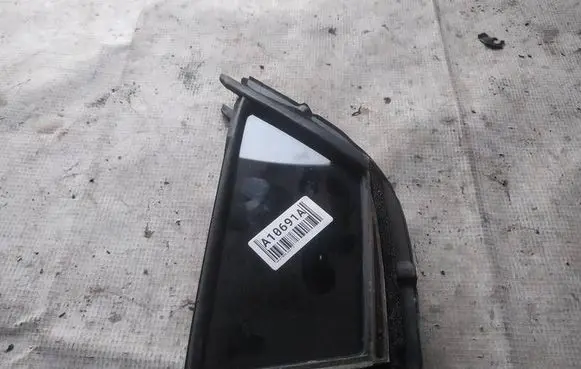 Toyota Yaris Front door vent window glass four-door 