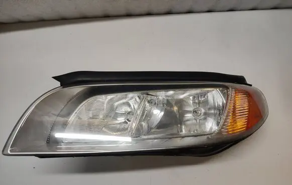 Volvo V70 Headlight/headlamp 31353335