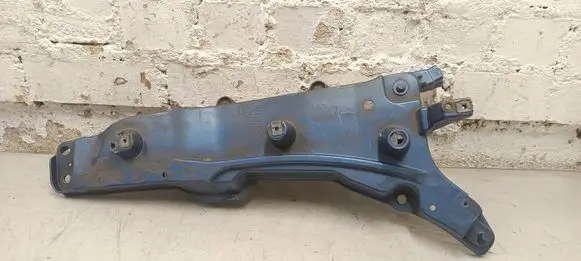 Volvo XC90 Fender mounting bracket 31391777