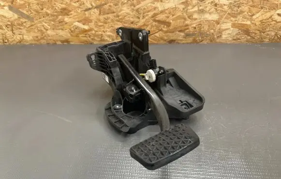 Opel Insignia B Brake pedal 84187598 662575039 2461000000000X