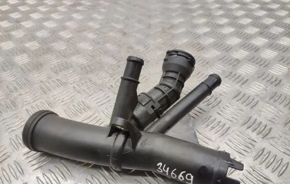 Volkswagen PASSAT B8 Engine coolant pipe/hose 04L121026F