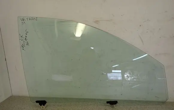 Toyota Yaris Sliding door window/glass 