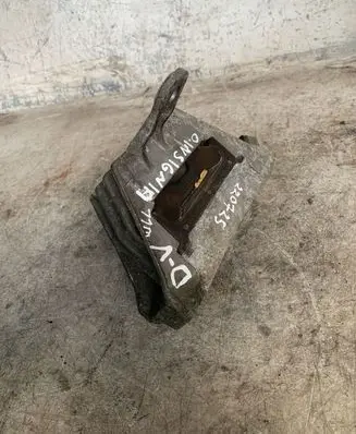 Opel Insignia A Engine mount bracket