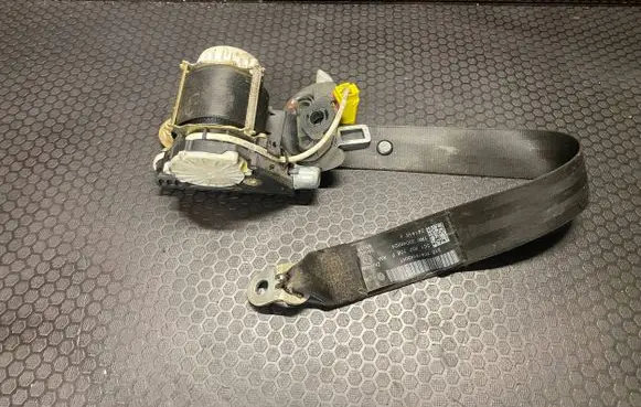 Volkswagen PASSAT B6 Front seatbelt 33042933F 33048191