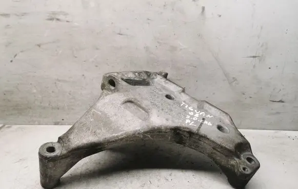 Volkswagen Tiguan Engine mounting bracket 03L199207