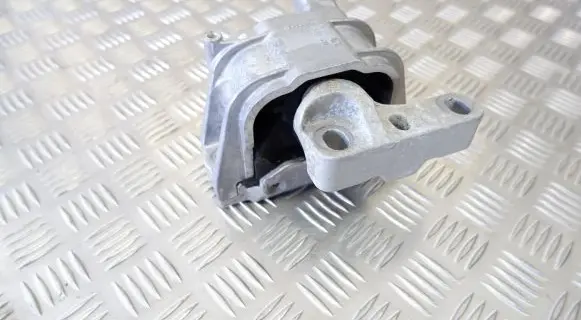 Volkswagen Tiguan Engine mount bracket 5N0199262G
