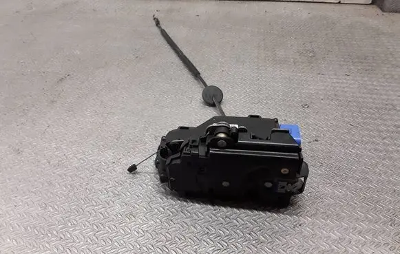 Volkswagen Golf V Front door lock 3D1837016