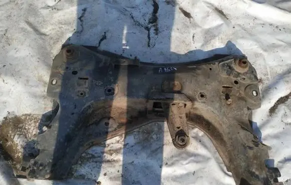 Nissan Note (E11) Front subframe