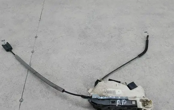 Skoda Fabia Mk2 (5J) Front door lock 5N1837015C