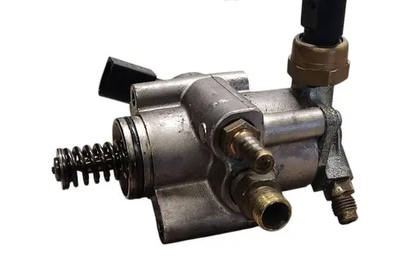 Audi A4 S4 B7 8E 8H Fuel injection high pressure pump 06F127025H