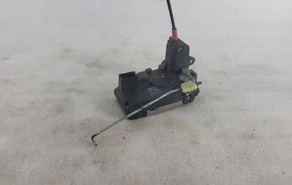 Opel Zafira B Rear door lock 41442091
