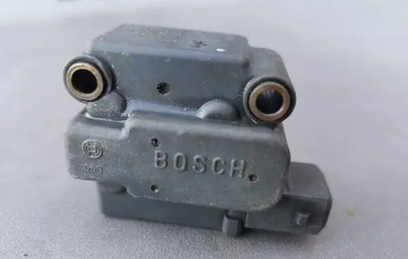 Audi 80 90 S2 B4 Fuel pressure regulator 2437020009