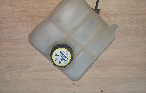 Ford Focus Coolant expansion tank/reservoir 8V618K218