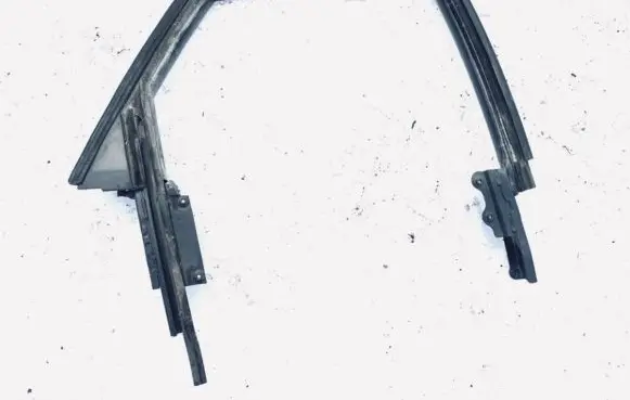 Land Rover Discovery 3 - LR3 Front door window/glass frame 