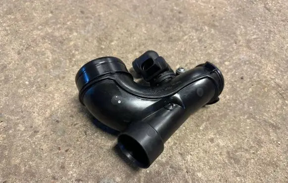 Audi A6 S6 C8 4K Turbo air intake inlet pipe/hose 05L129635A
