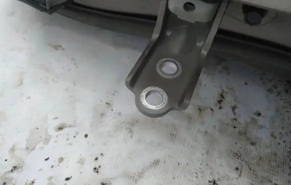 KIA Sportage Front door upper hinge